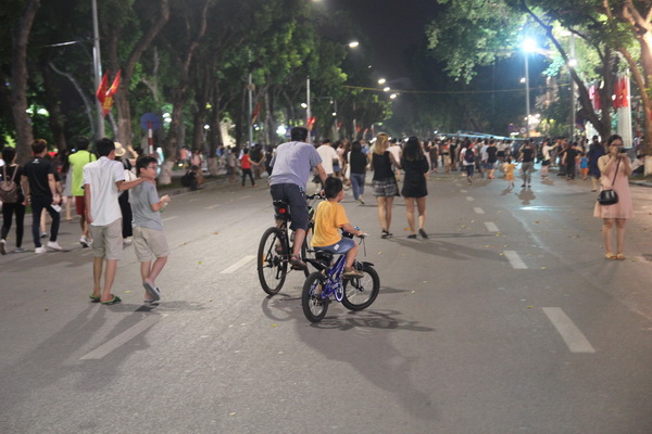 Triển khai phố đi bộ: Sáng vắng vẻ, tối tấp nập ảnh 7